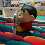 MÔ HÌNH SHIN BÚT CHÌ CLASSIC KIÊM ĐẾ KÊ ĐIỆN THOẠI 12CM