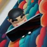 MÔ HÌNH SHIN BÚT CHÌ ĐỒ NGỦ KIÊM ĐẾ KÊ ĐIỆN THOẠI 12CM